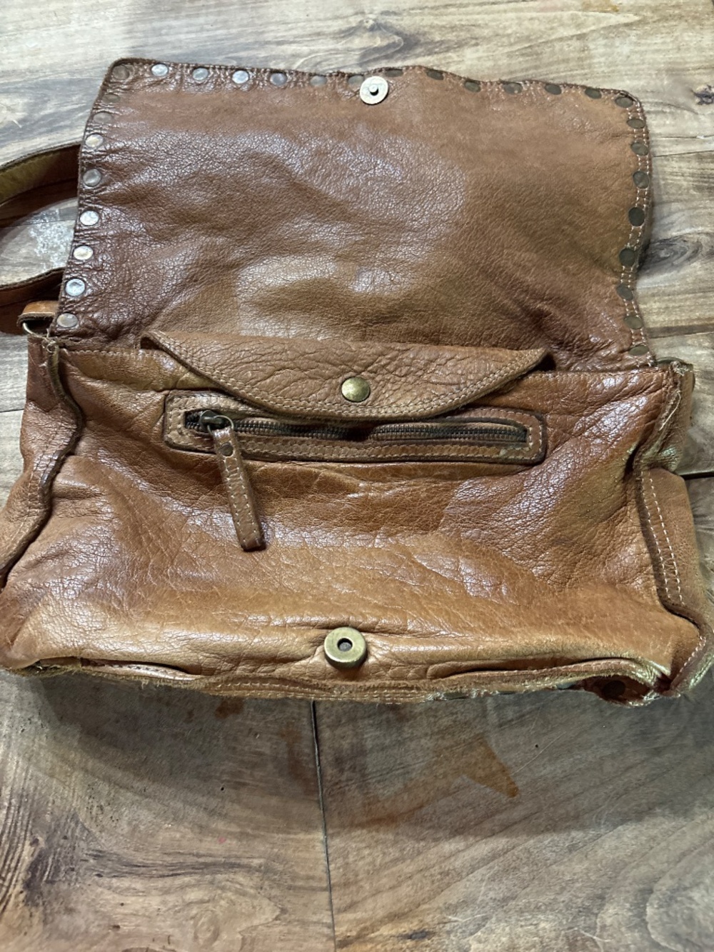 Wilson’s Leather Vintage studded crossbody purse - Picture 3 of 8